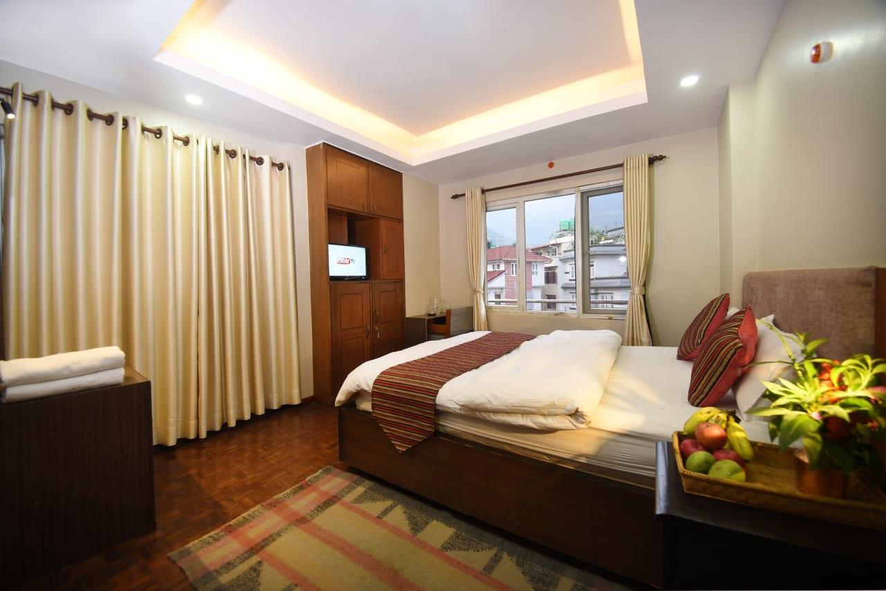 Deluxe double room with crisp linen at Mums Homestay