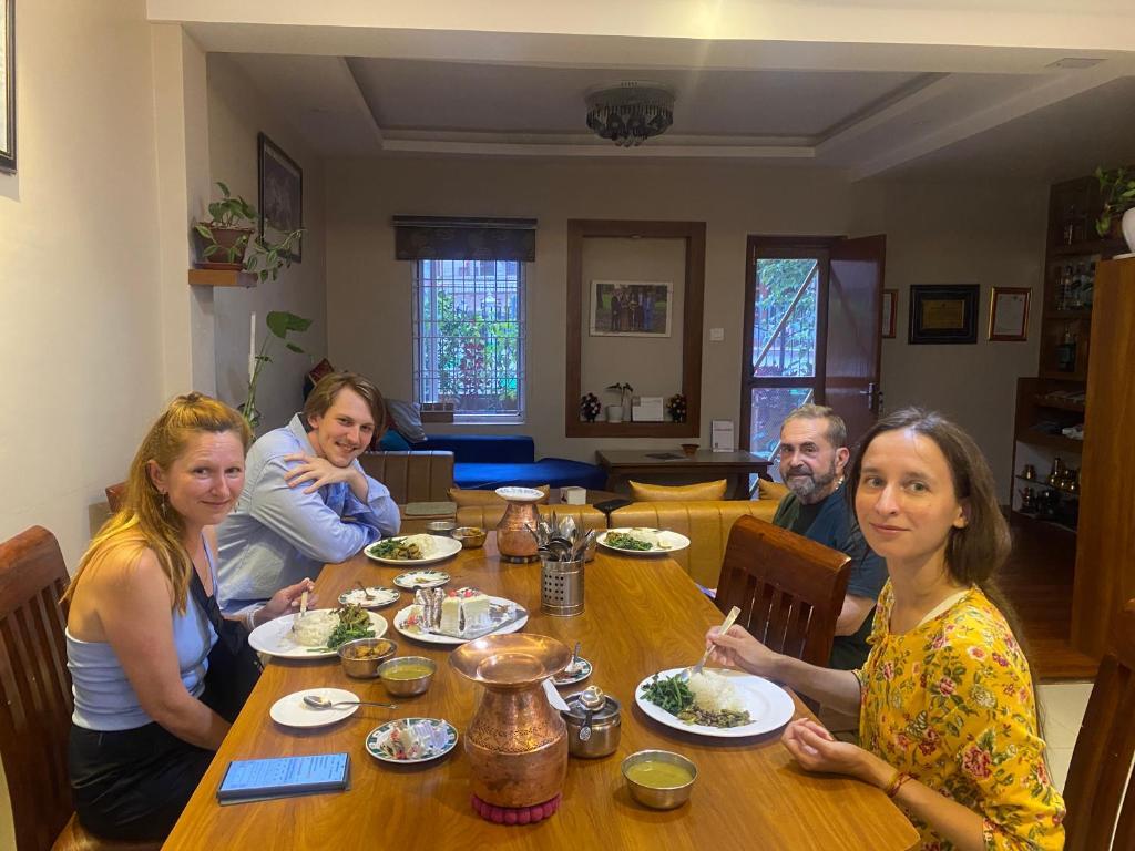 Guests sharing dinner around the table at Mums Homestay