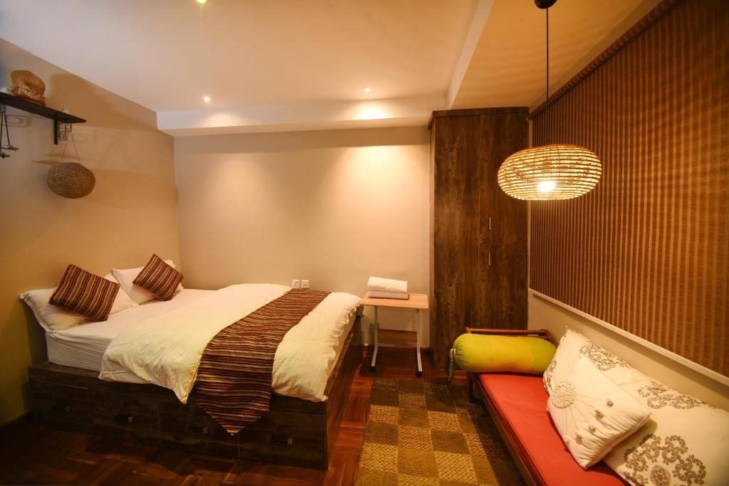 Bright deluxe single room with a work desk at Mums Homestay
